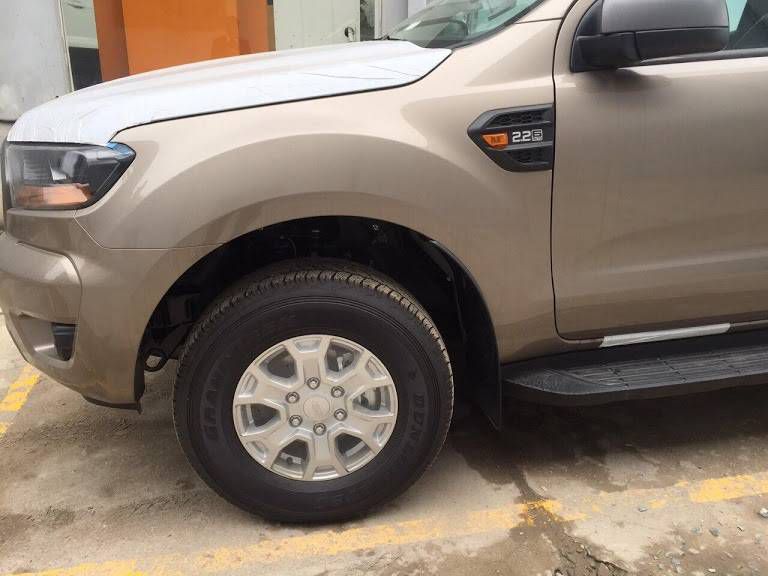 Hang xe Ford tai Hoa Binh bao gia Ford Ranger 1 cau so san ,du phu kien .chi can 150 trieu nhan xe LH:0941921742