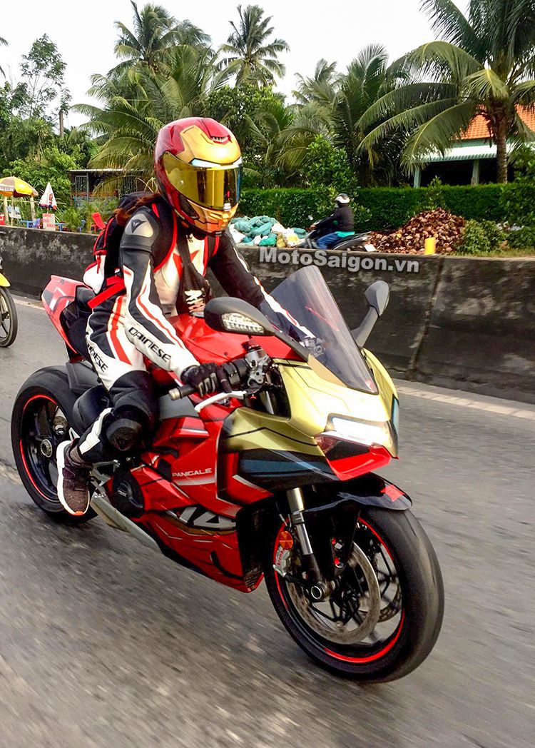 Bắt gặp nữ biker cưỡi Ducati Panigale V4 Iron Man trên đường phố