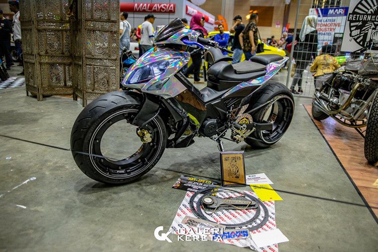 Xe máy côn tay độ "không vành" siêu độc tại Malaysia