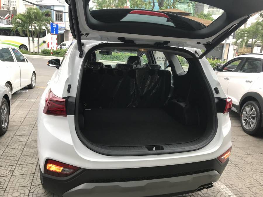 Hyundai Santafe 2019 Da Nang, Co san giao ngay, Qua Tang hap dan, Ho tro Grab - Vay 80% gia tri xe. Lien he: 0905.59.89.59
