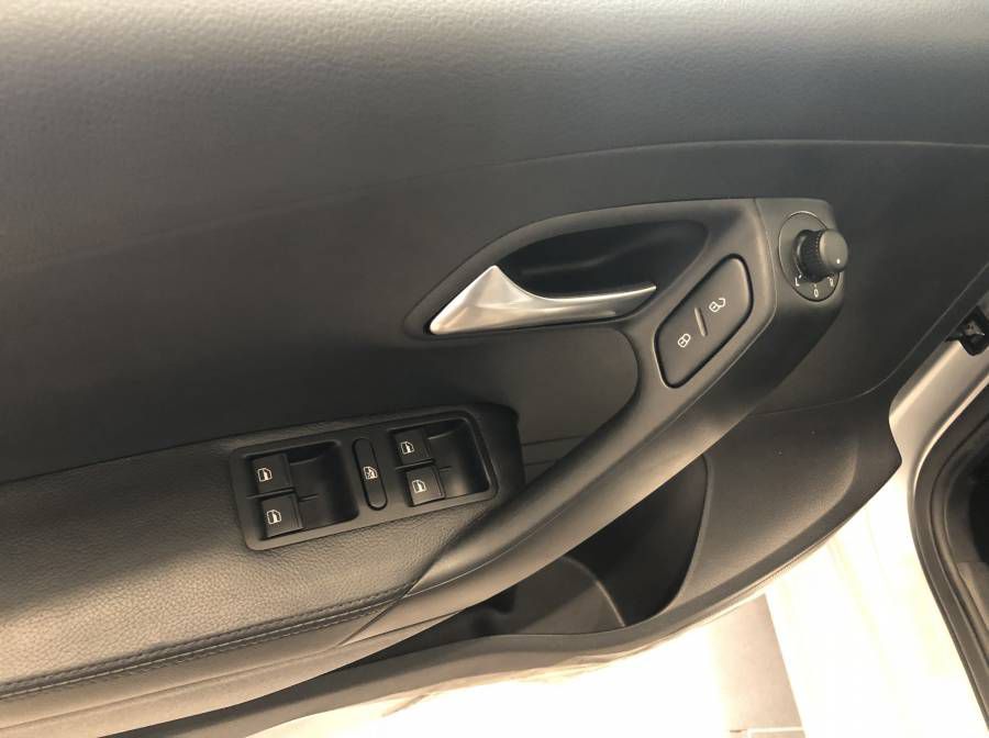 Ban Volkswagen Polo Hatchback 1.6 AT - 6 Cap So - Xe Nhap Khau Chinh Hang
