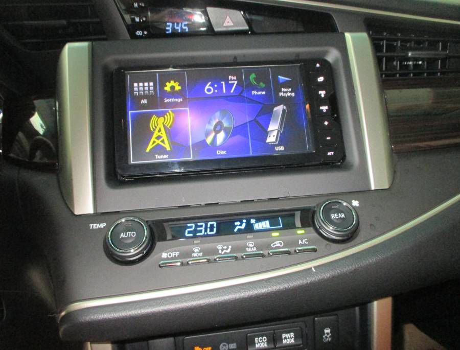 Ban Toyota Innova 2.0G moi Ho Chi Minh Chi can 240tr nhan xe ngay. Co du mau xe giao ngay toan quoc.