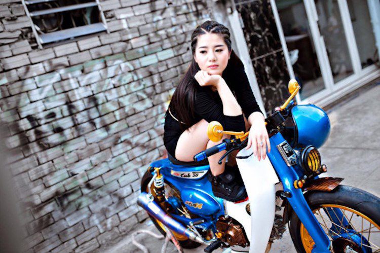 Hot girl Viet do dang "sieu sexy" ben Honda Super Cub-Hinh-2