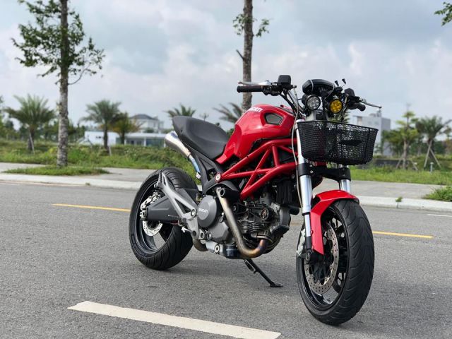 Ducati Monster custom Ba Gia Di Cho cuc thu vi tren dat Viet