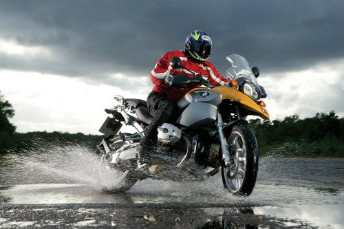 Những lưu ý khi lái môtô trong trời mưa, bão nguy hiểm - 4