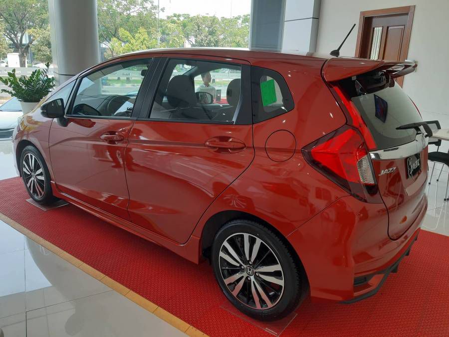 Mua Honda Jazz nhan ngay xe may Honda Vision Giao xe ngay voi 190 trieu