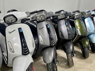 Vespa Thành Luân tặng cặp dầu, ắc quy, quà tặng