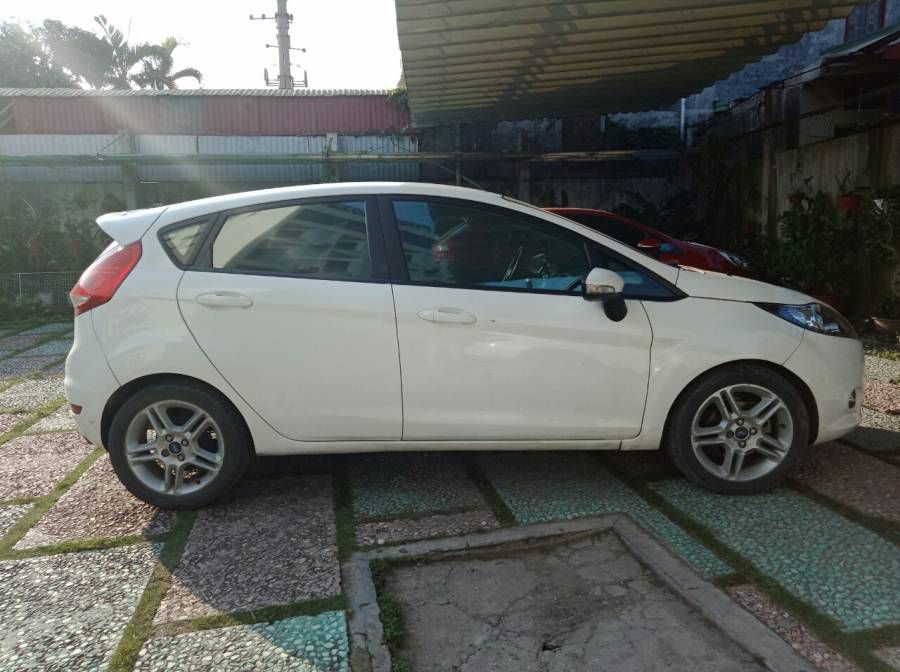 Can ban Ford Fiesta S 1.6AT 2013, mau trang, da di 59,397 km. 375tr (co thoa thuan)
