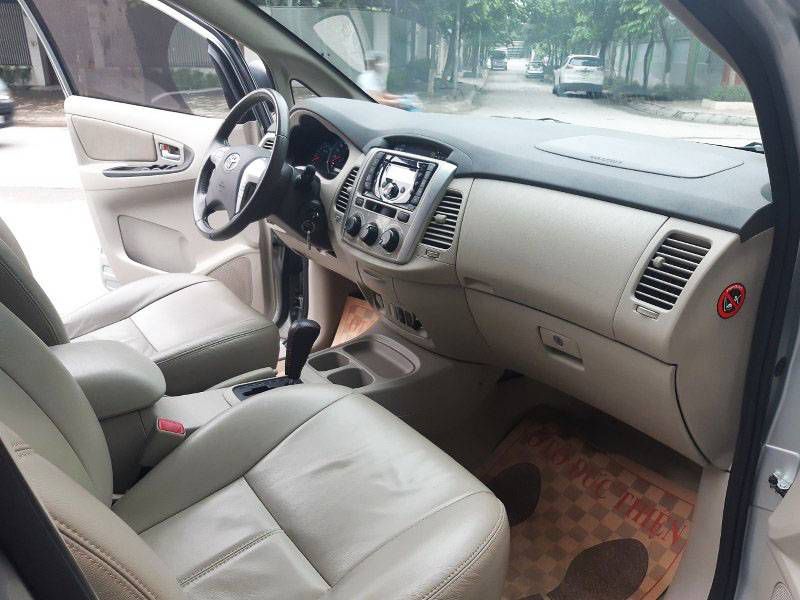 Ban Toyota Innova 2.0G 2013