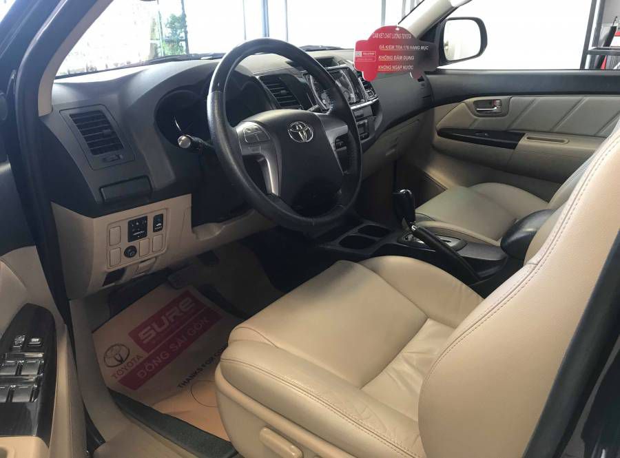Toyota Fortuner V 2016 mau den huyen thoai.