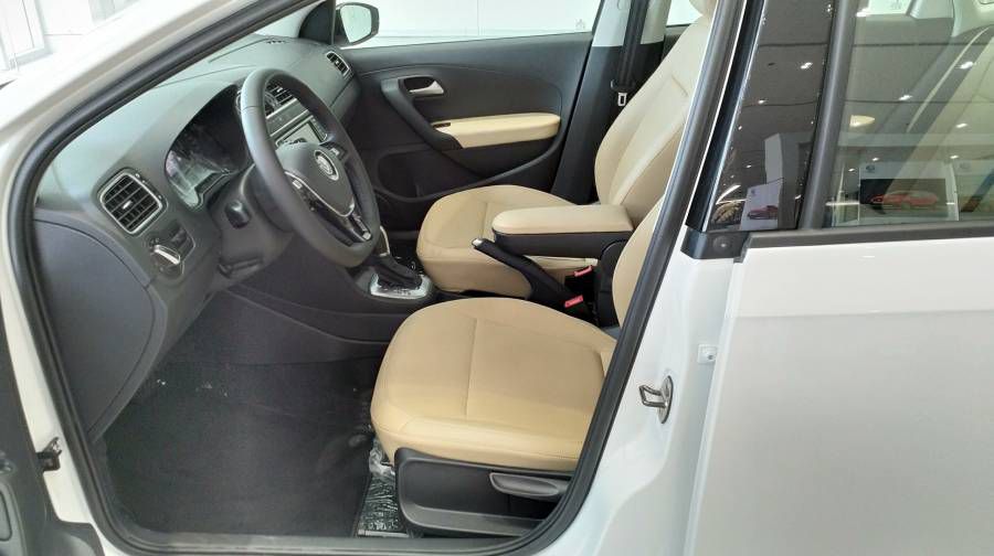 Ban Xe Volkswagen Polo Sedan nhap khau chinh hang moi, giam tien + ho tro vay 90%. Goi ngay: 0933 365 188