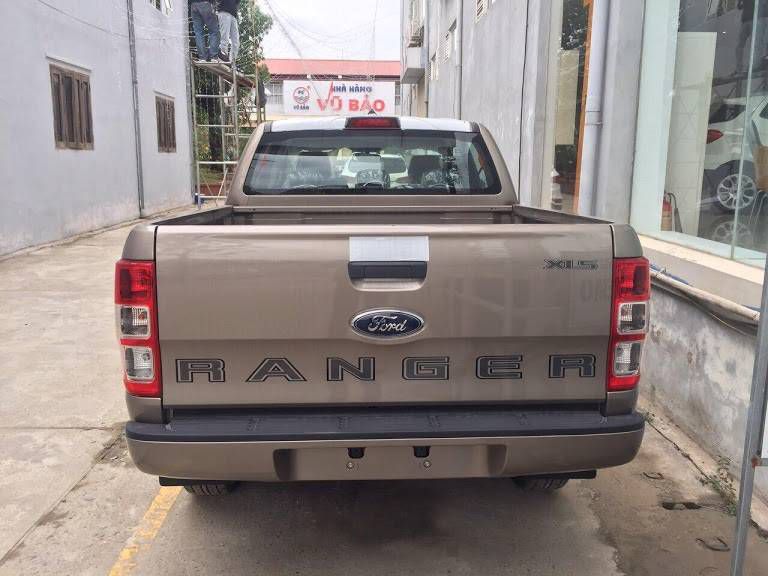 Hang xe Ford tai Hoa Binh bao gia Ford Ranger 1 cau so san ,du phu kien .chi can 150 trieu nhan xe LH:0941921742