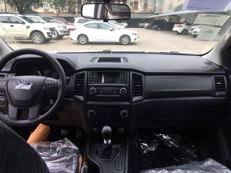 Hang xe Ford tai Hoa Binh bao gia Ford Ranger 1 cau so san ,du phu kien .chi can 150 trieu nhan xe LH:0941921742