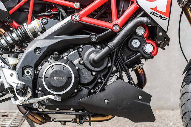 Chi tiet Aprilia Dorsoduro 2018 "doi thu" Ducati Hypermotard-Hinh-9
